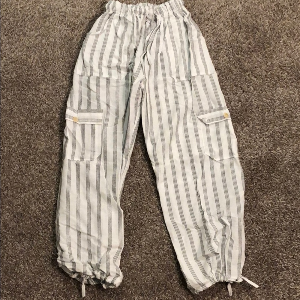 wide leg, thin-fitting cropped pants